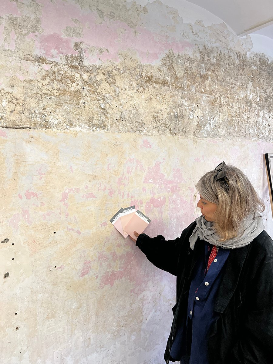 1-mallika-chaudhuri-founder-indoi-choosing-paint-colours-store-renovation-barcelona
