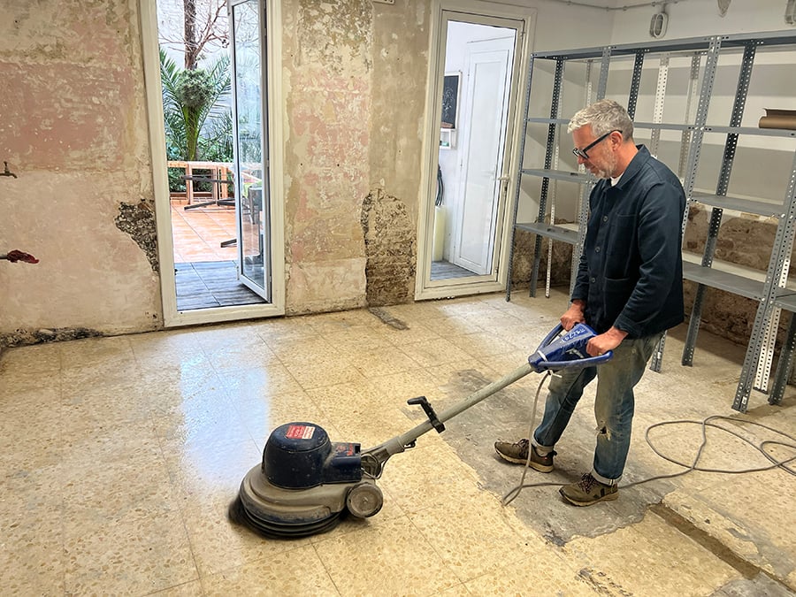 2-polishing-terrazzo-floor-indoi-store-renovation-barcelona