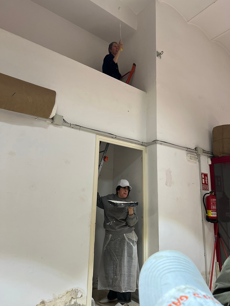 3-team-painting-renovation-indoi-store-barcelona-collaborative-build
