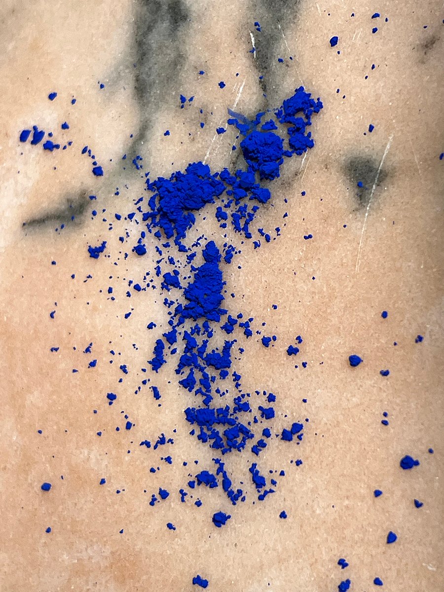 4-bauwerk-blue-pigment-limewash-natural-paint-indoi-store-renovation