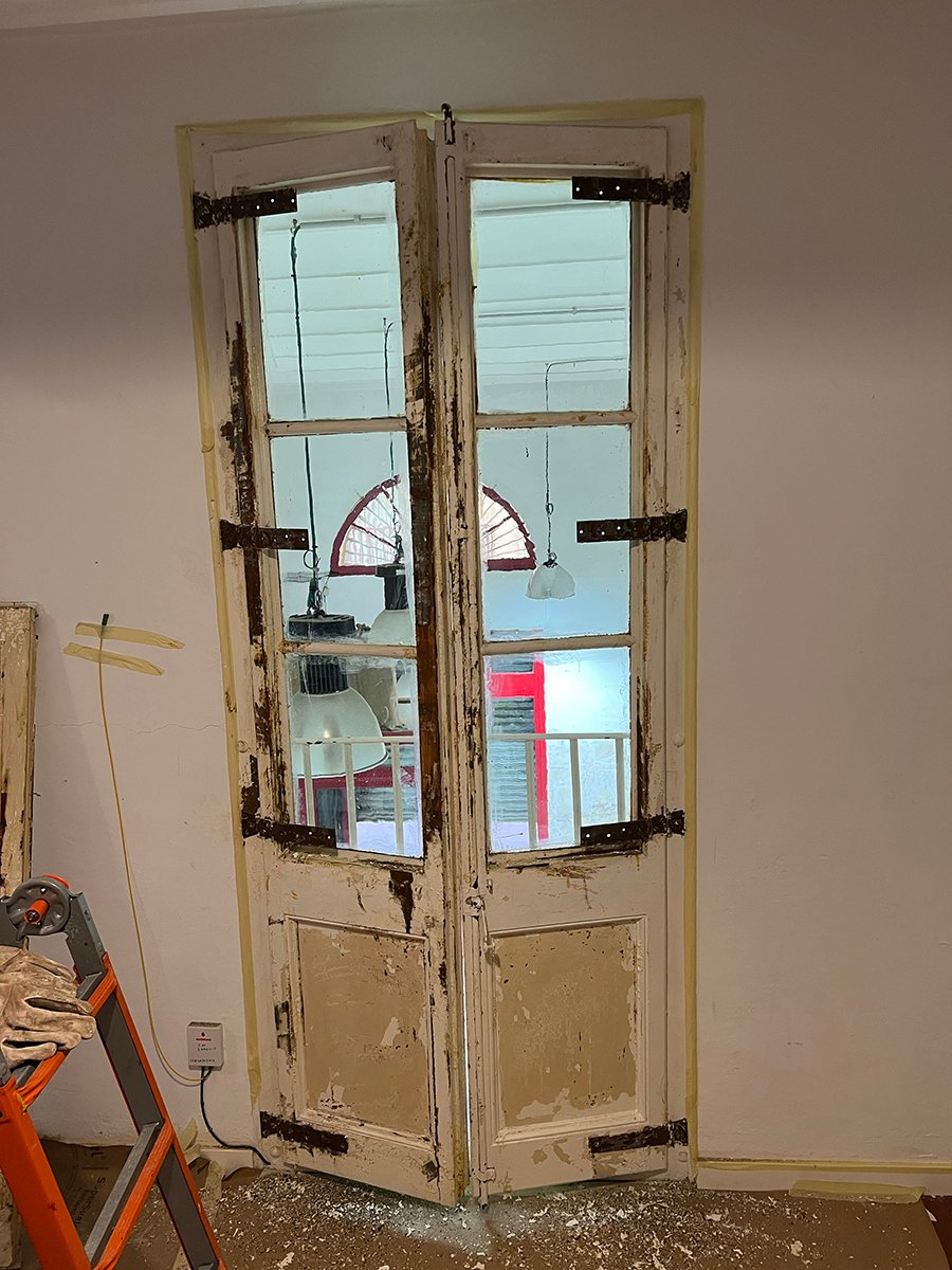 4a-restoring-original-timber-doors-indoi-store-barcelona-renovation