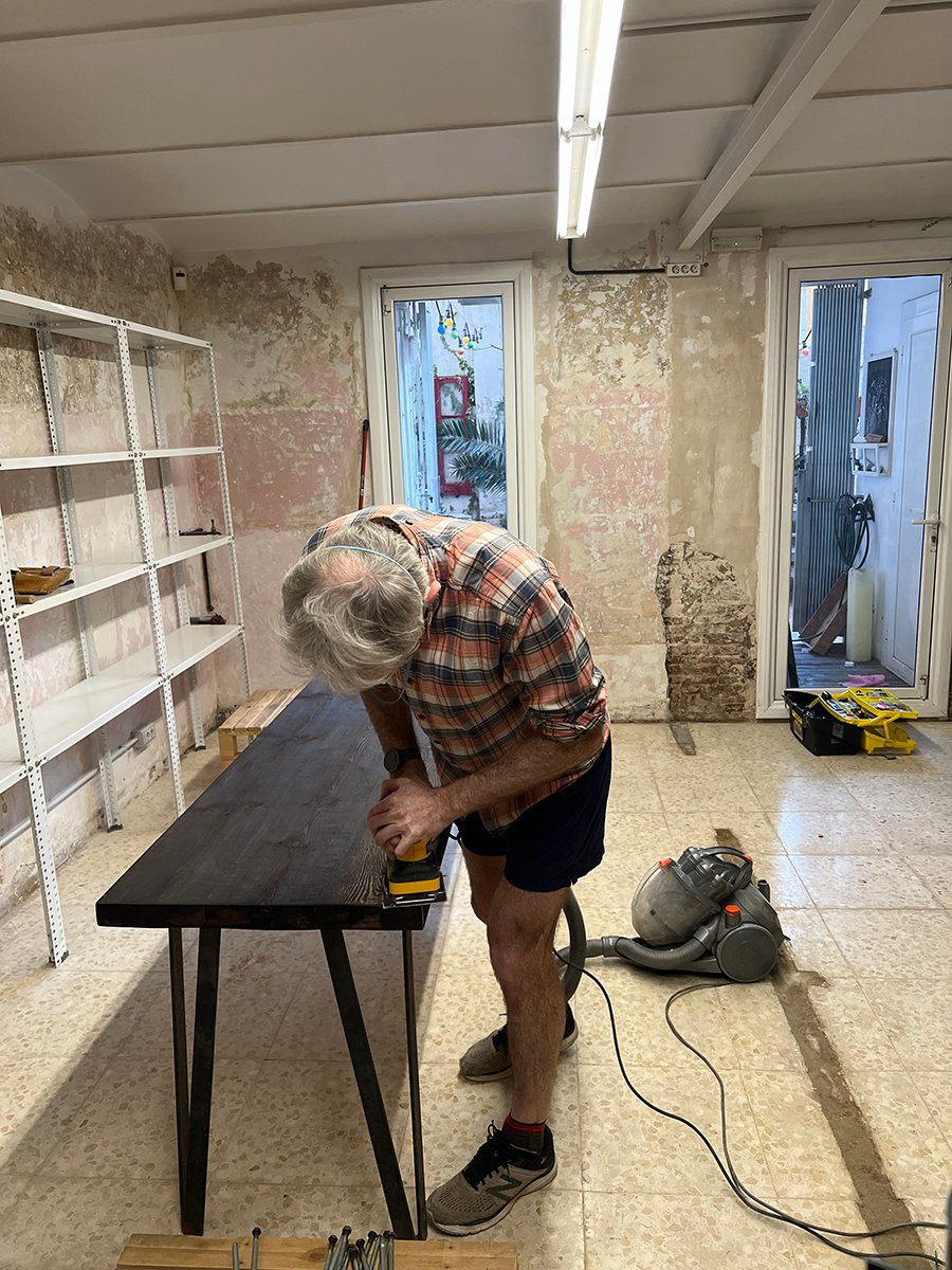4b-sanding-handmade-table-indoi-store-renovation-barcelona