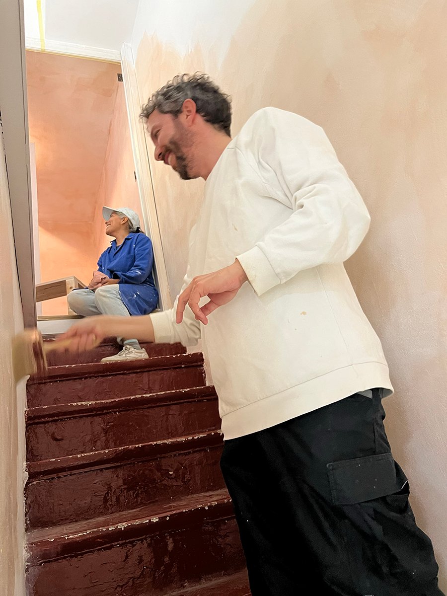 9-painting-staircase-indoi-store-renovation-teamwork-barcelona