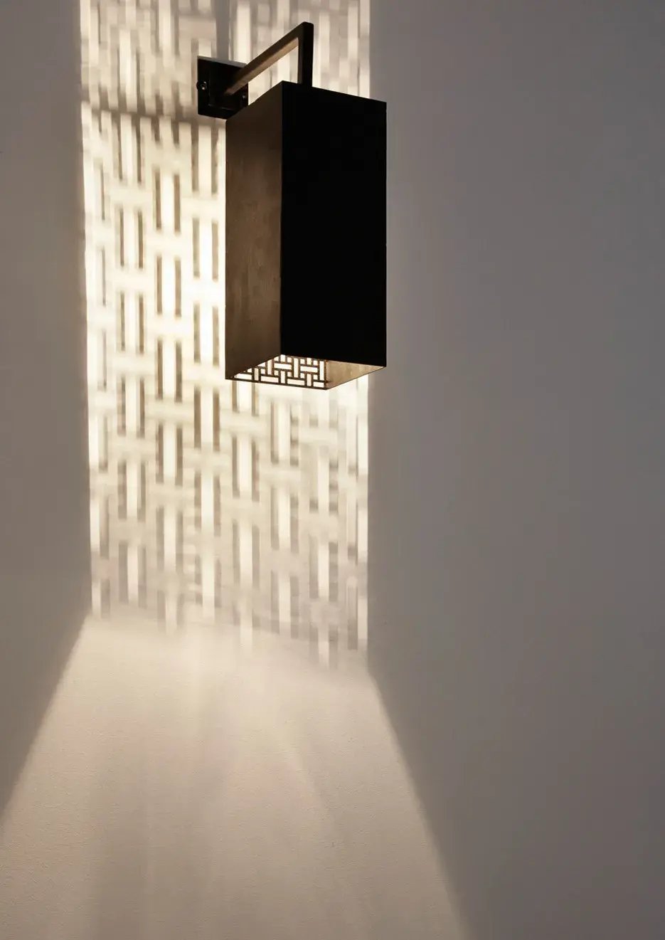 RISE-Design-Studio-Architects-El-Kiazim-Wall-Light-3AF-01
