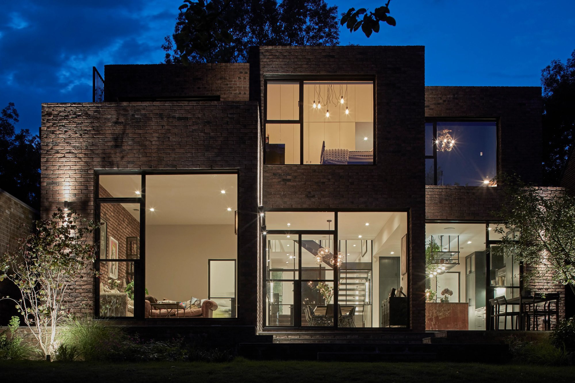 RISE-Design-Studio-Architects-Mill-Hill-House-New-Build-Sustainable-Home-3AF-06-Dusk-View
