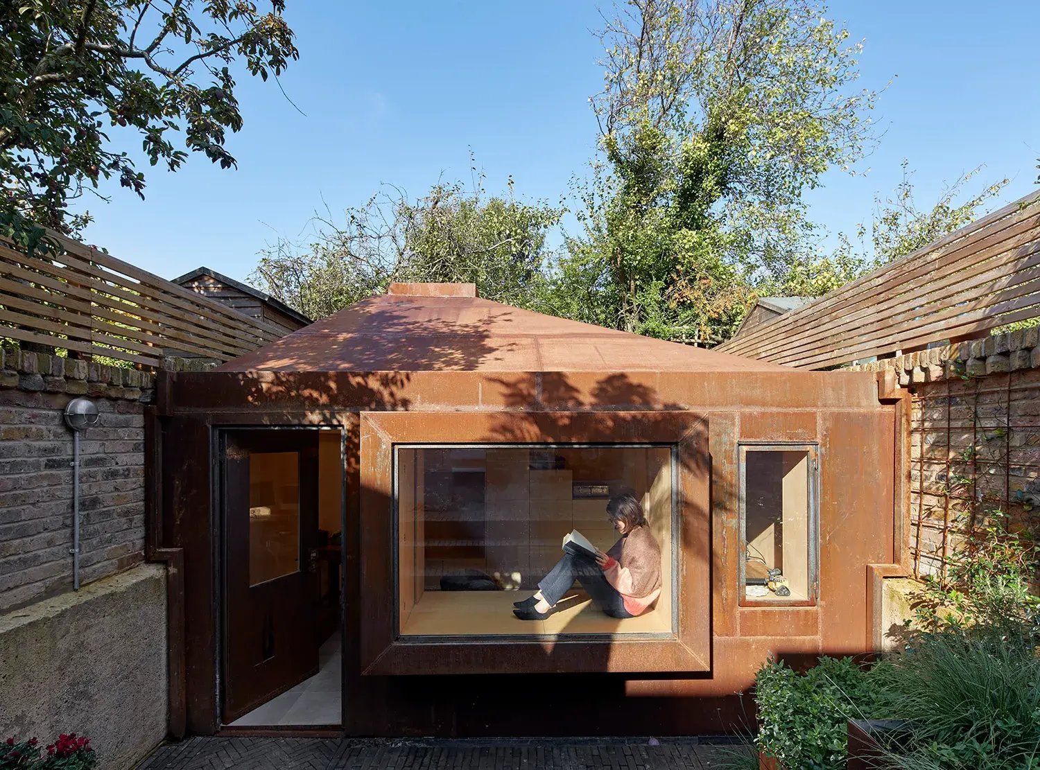 RISE-Design-Studio-Architects-The-Bunker-Garden-Studio-Sustainable-Outbuilding-3AF-02