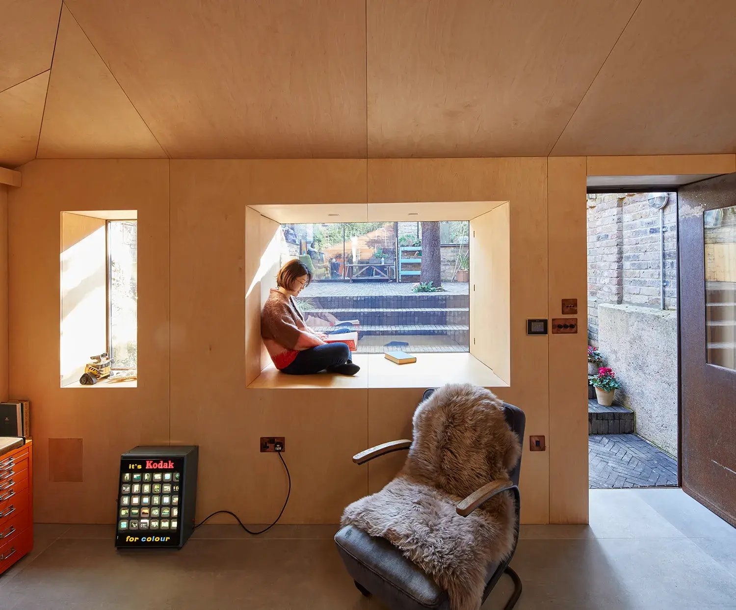 RISE-Design-Studio-Architects-The-Bunker-Garden-Studio-Sustainable-Outbuilding-3AF-04