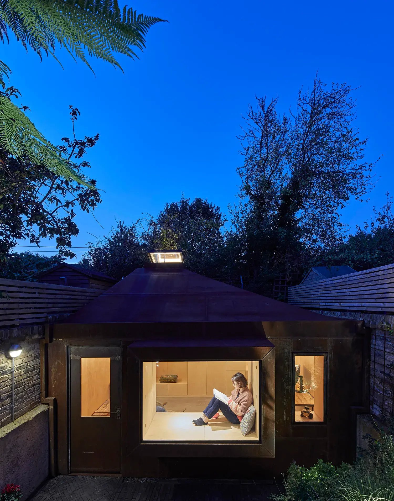 RISE-Design-Studio-Architects-The-Bunker-Garden-Studio-Sustainable-Outbuilding-3AF-08