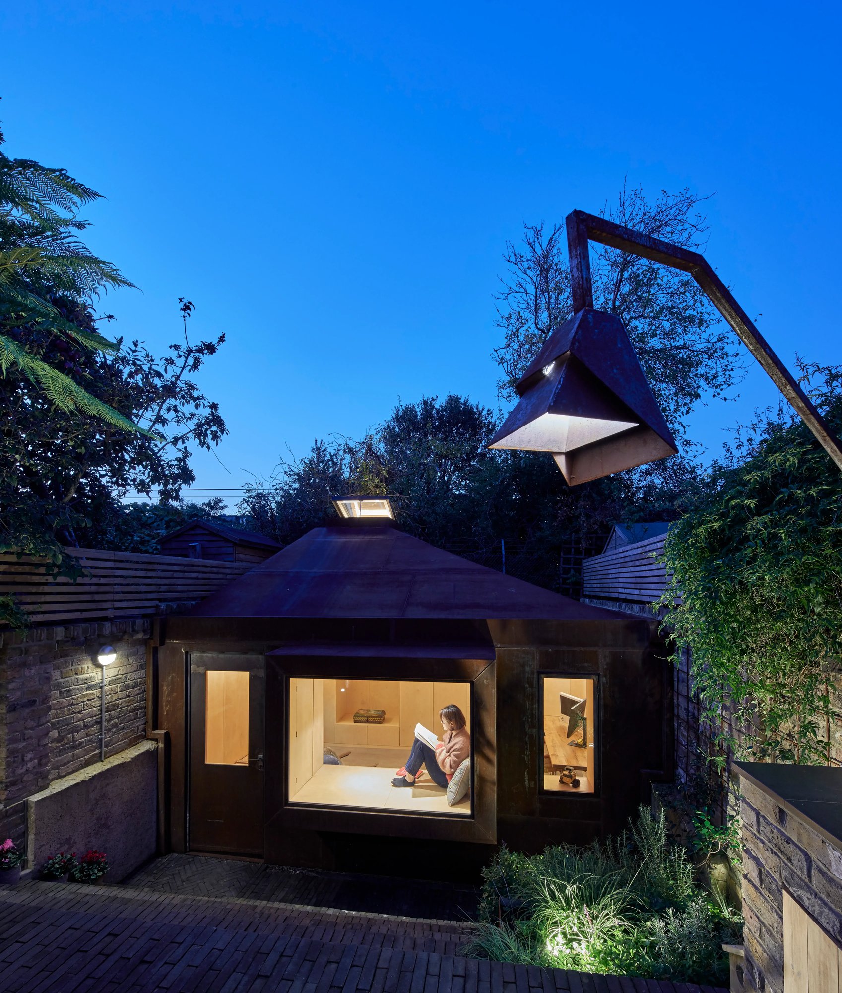 RISE-Design-Studio-Architects-The-Bunker-Garden-Studio-Sustainable-Outbuilding-3AF-12