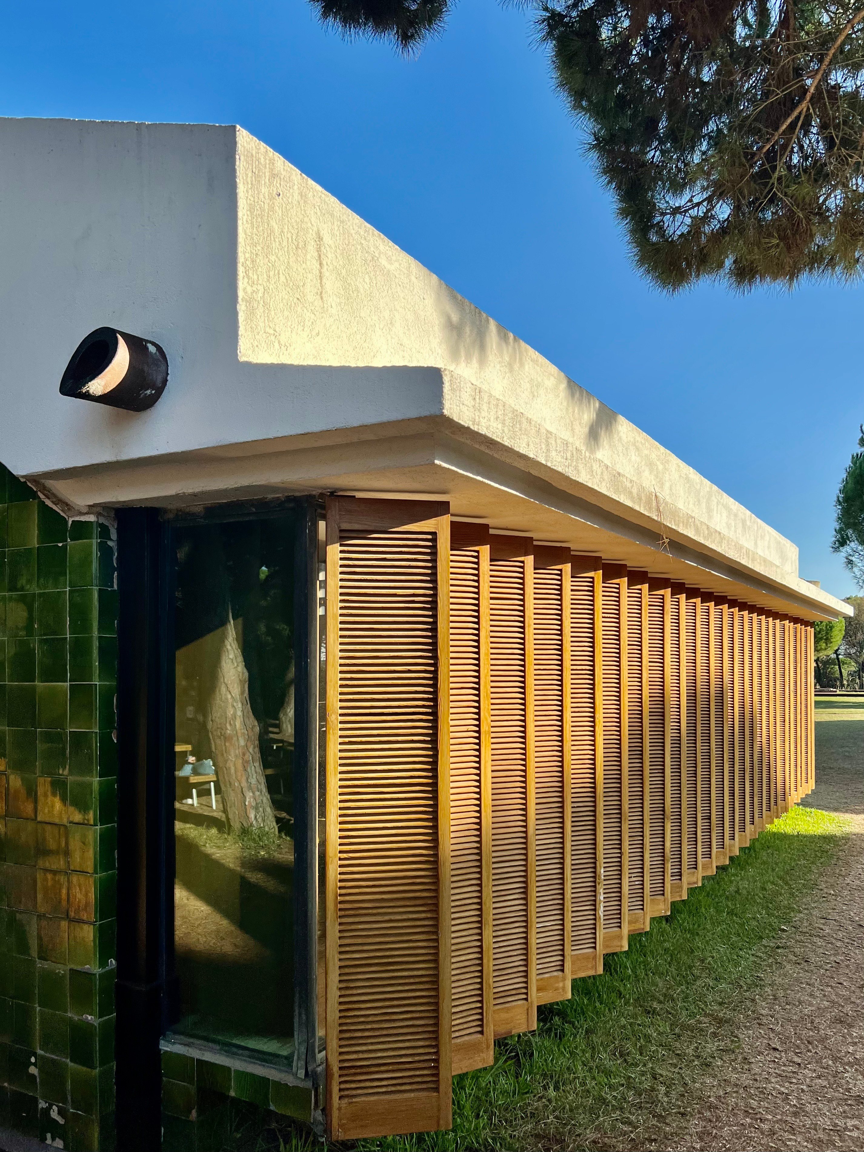 RISE-Design-Studio-Trip-Casa-Gomis-Ricarda-Timber-Louvres
