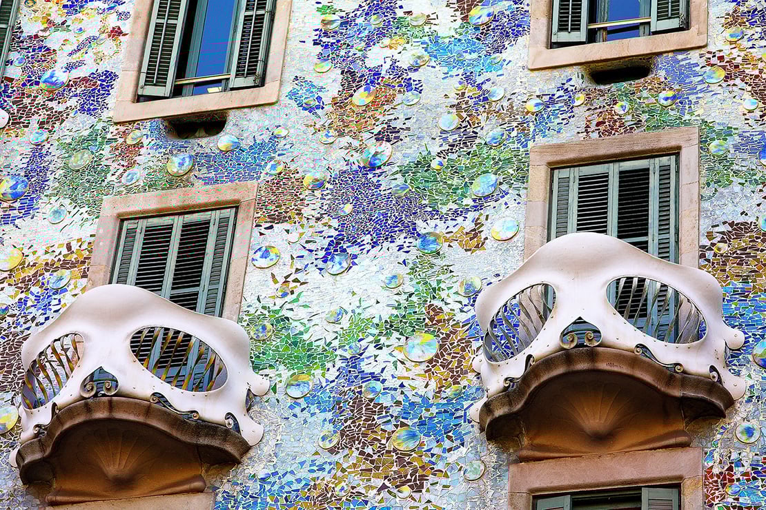 barcelona-balcony-gaudi-architecture-passive-design