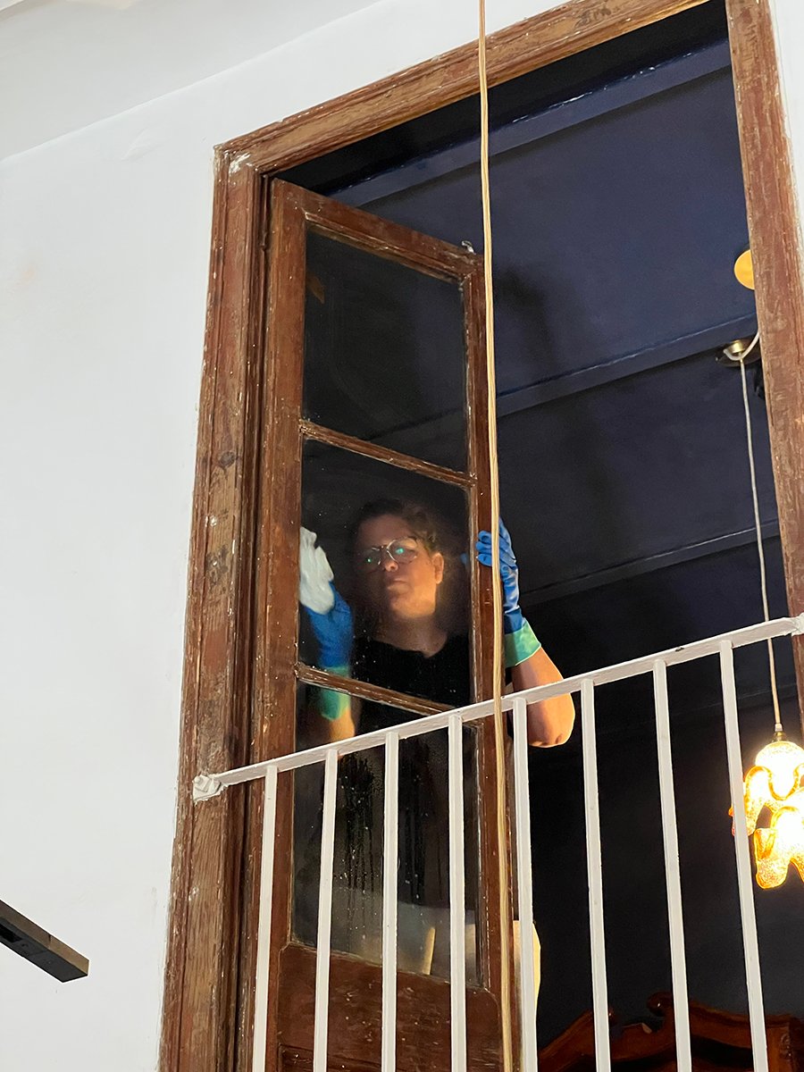 cleaning-original-window-indoi-store-renovation-barcelona