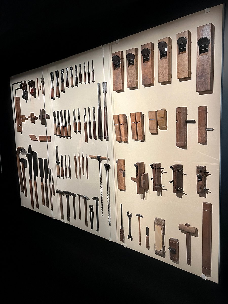traditional-japanese-carpentry-tools-display-chisels-saws-planes-kanna-R
