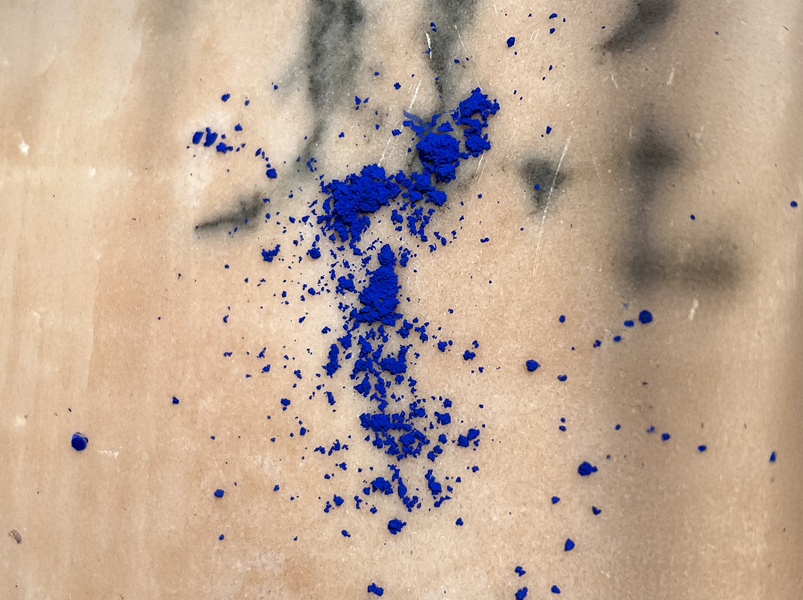 bauwerk-blue-pigment-limewash-natural-paint-indoi-store-renovation-barcelona